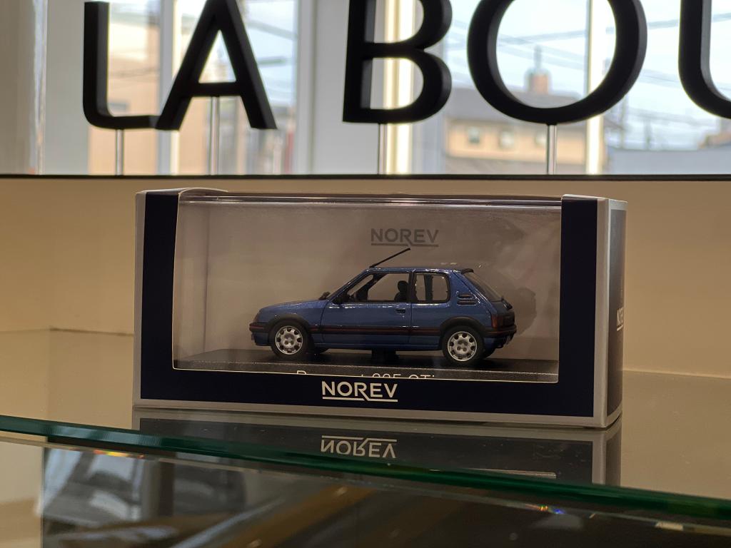 ショールームにて1/43ミニカー販売中です！