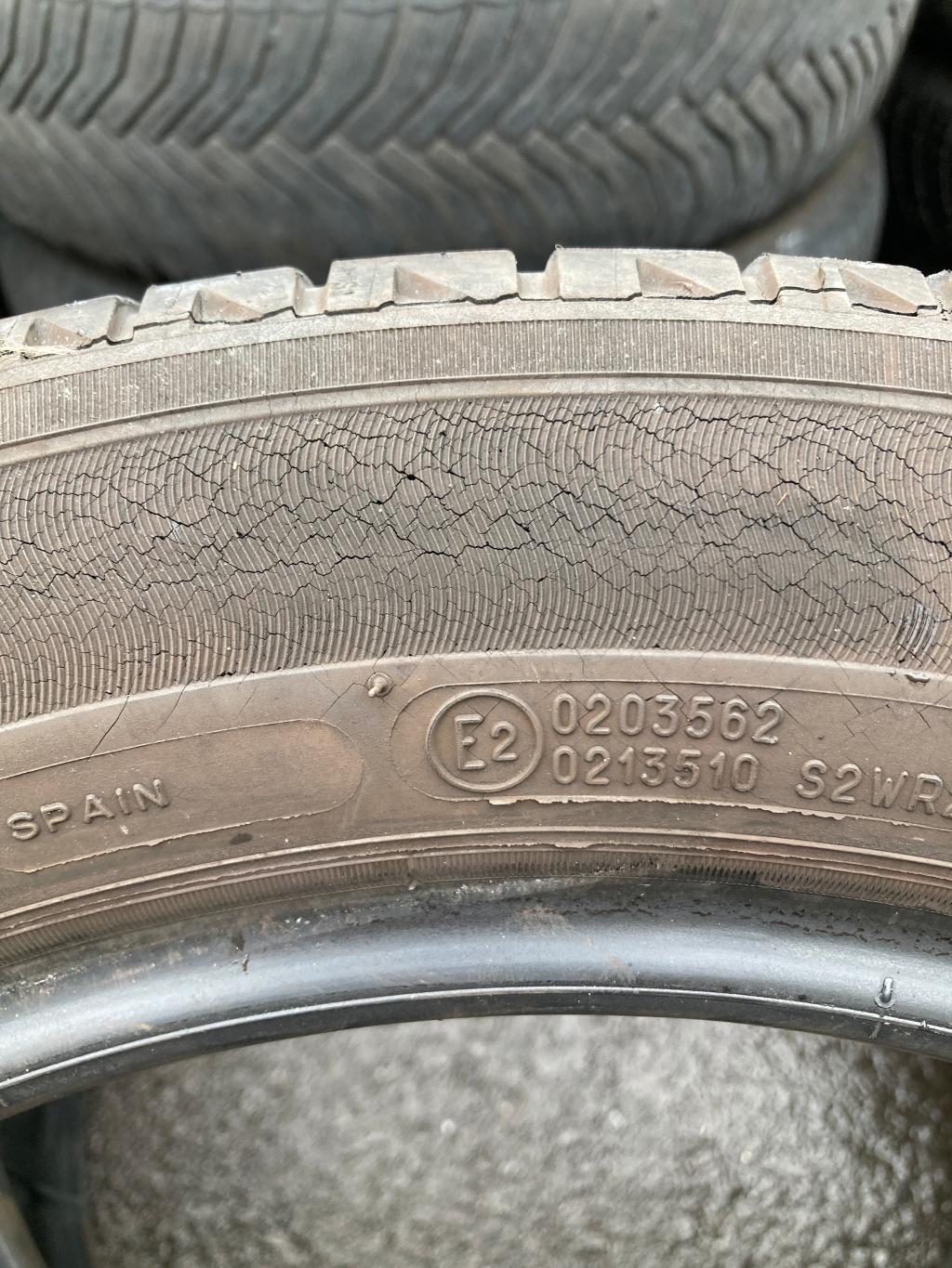 タイヤのひび割れ注意