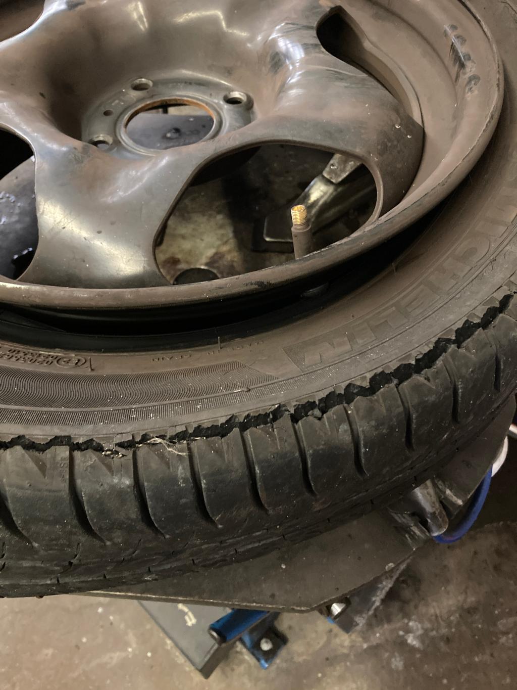 タイヤのひび割れ注意